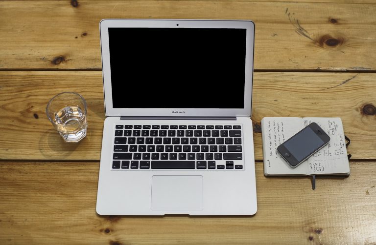 ビジネスマンがMac Bookを水没させたときにとるべき対処法
