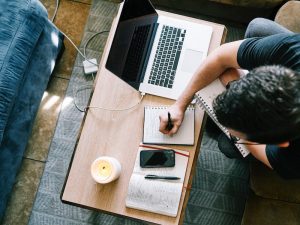 ホームページの制作や運用を個人事業主に任せるメリット・デメリット